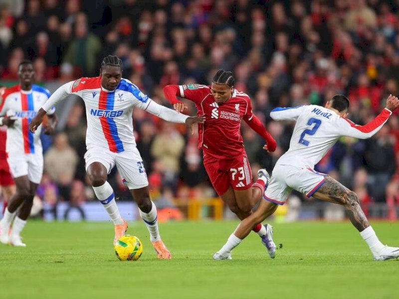 Pemain Liverpool berusaha melewati dia pemain Crystal Palace. (int) 