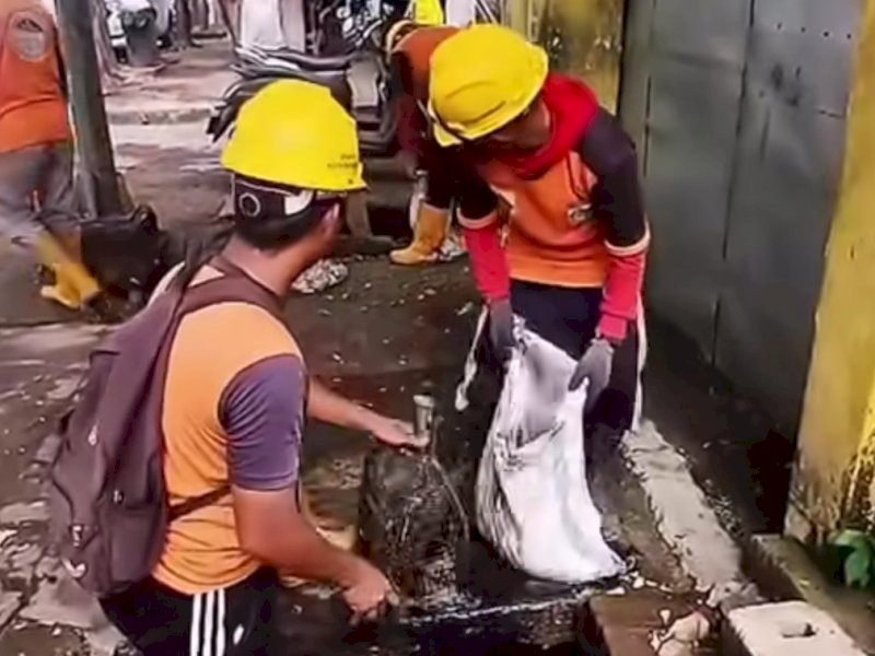 Satgas melakukan normalisasi di Jalan Kumala. 