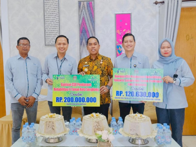 Bupati Wajo Andi Rosman menerima dana CSR dari Bank Sulselbar.