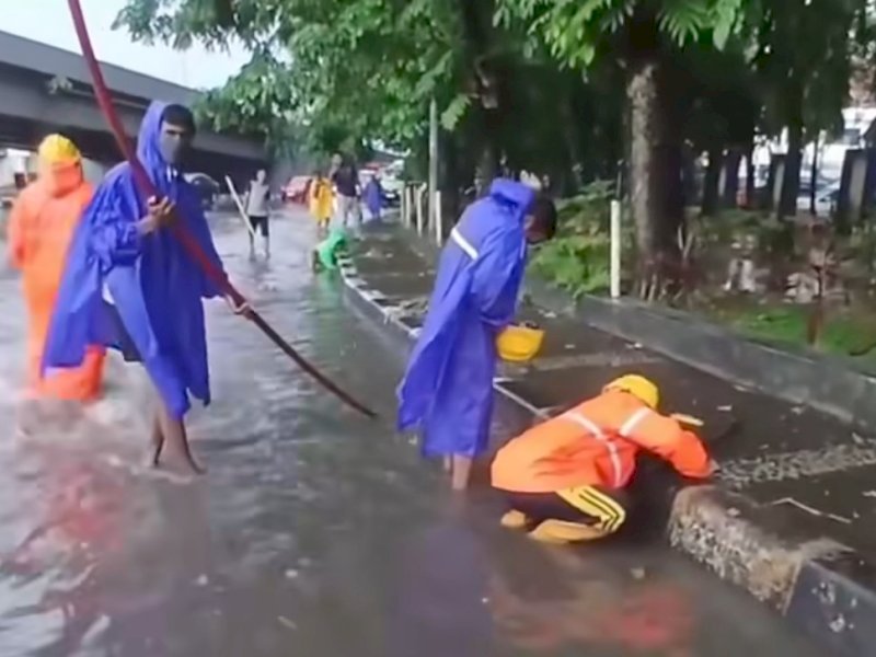 Satgas Dinas PU Makassar melakukan pembersihan saluran drainase. 