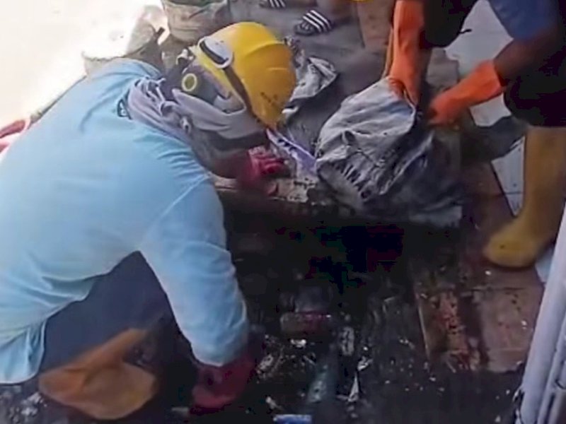 Satgas Drainase Dinas PU Makassar melakukan kegiatan normalisasi saliran drainase di Jl Bunga Ejaya.