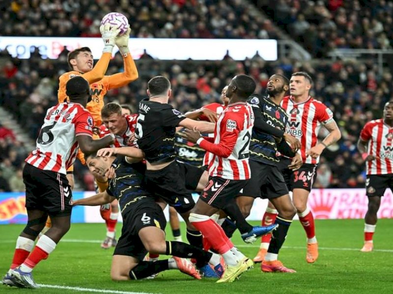 Kemelut terjadi di depan gawang Sunderland. (int) 