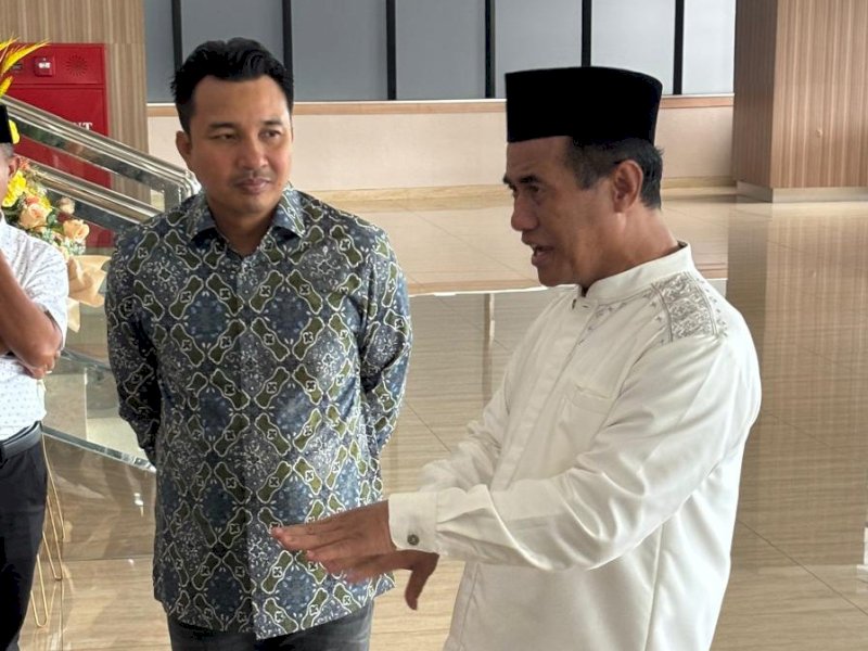 Bupati Andi Abdullah Rahim mendengarkan penjelasan Mentan Amran Sulaiman. 