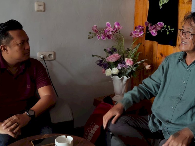 Wartawan PEDOMANMEDIA saat wawancara dengan budayawan Toraja, Sismay Eliata Tulungallo. 