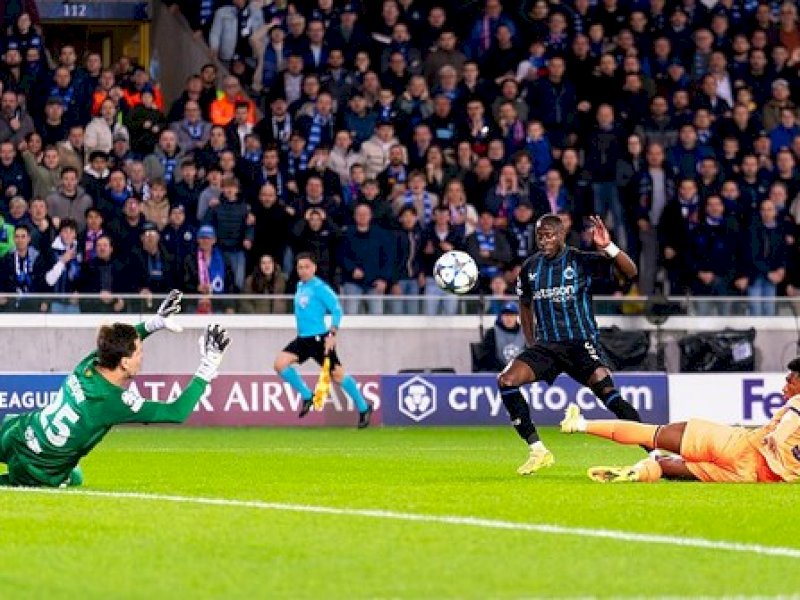 Pemain Club Brugge menjebol gawang Barcelona. (int) 