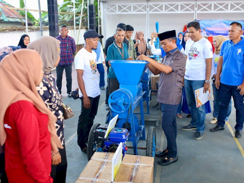 Bupati Bone, Andi Asman Sulaiman menyerahkan bantuan sarana dan prasarana kepada pelaku IKM.