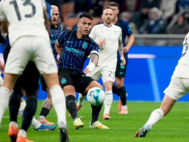 Lautaro Martinez berusaha melepas tembakan ke gawang Lazio. (int) 