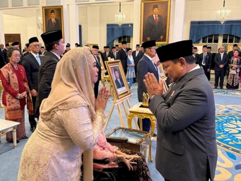 Pemberian gelar pahlawan diselenggarakan di Istana Negara, Jakarta. 