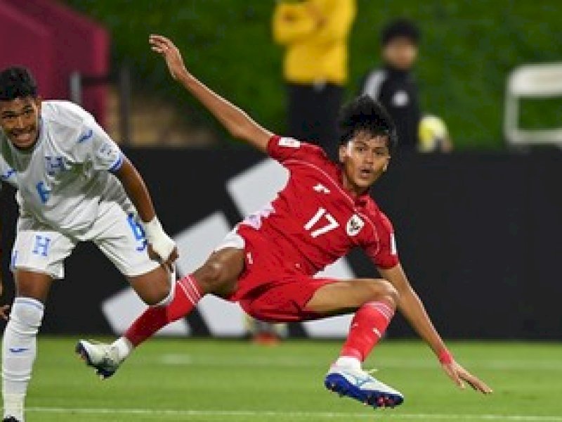 Pemain Indonesia dan Honduras berebut bola dalam laga malam tadi. (int) 