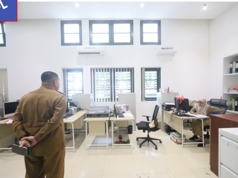 Wali Kota Munafri Arifuddin melakukan sidak di sejumlah unit kerja di Balai Kota Makassar. 