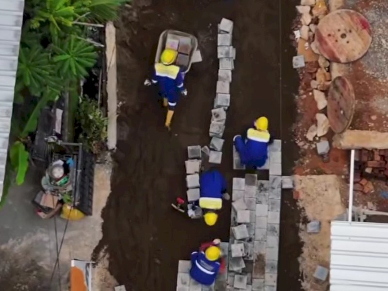 Satgas Bidang Jalan & Jembatan Dinas Pekerjaan Umum Kota Makassar melaksanakan pekerjaan pemasangan paving blok di Jl. Sipala. 