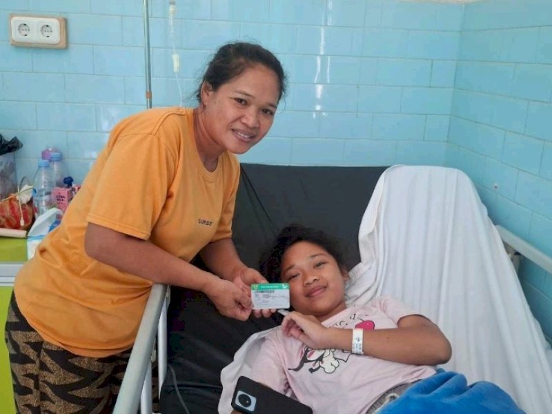Selvi (40) bersama anaknya, Meysia (14), usia menjalani operasi usus buntu. 