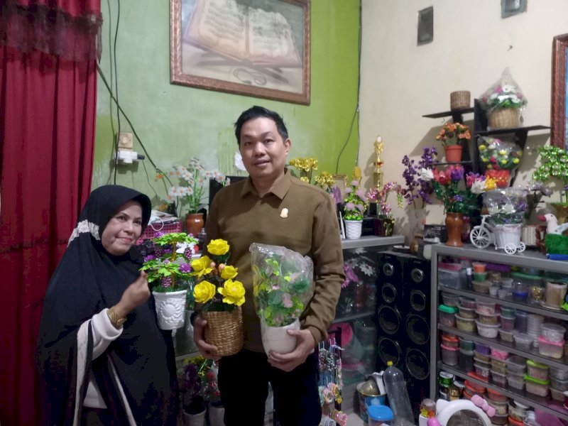 Dukung UMKM Lokal, Anggota DPRD Makassar Syaiful Borong Kerajinan Akrilik Buatan Warga Tammua