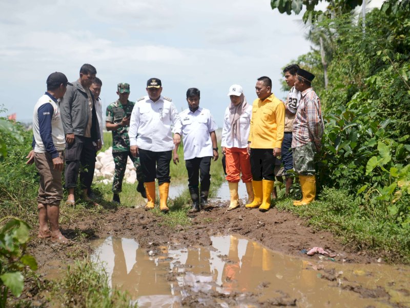 Wali Kota Makassar Munafri Arifuddin meninjau jalan di kawasan Romang Tangayya, Kelurahan Tamangapa, Kecamatan Manggala.