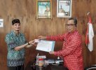Resmi Miliki KTP Elektronik, WNA asal Maroko Apresiasi Disdukcapil Luwu Utara