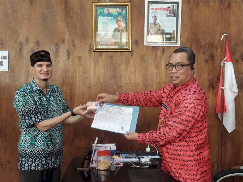 Zouhir Aabirate, kini resmi memiliki Kartu Tanda Penduduk Elektroni (KTP-el) dengan domisili Desa Sukamukti, Sukamaju Selatan. 