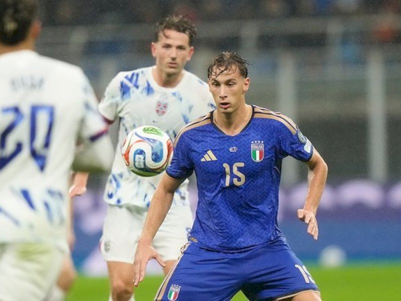 Pemain Italia mengontrol bola dan dibayangi pemain Norwegia. (int) 
