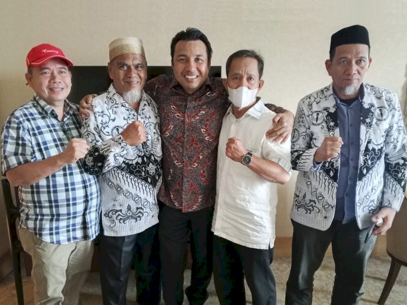 Bupati Lutra Andi Abdullah Rahim diapit dia guru yang menerima rehabilitasi dari Presiden Prabowo Subianto. 