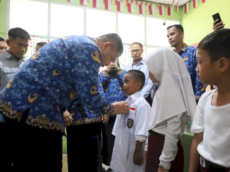Wali Kota Makassar Munafri Arifuddin menyerahkan seragam sekolah gratis di SD Inpres Cambaya I, II, dan III, Kecamatan Tallo. 