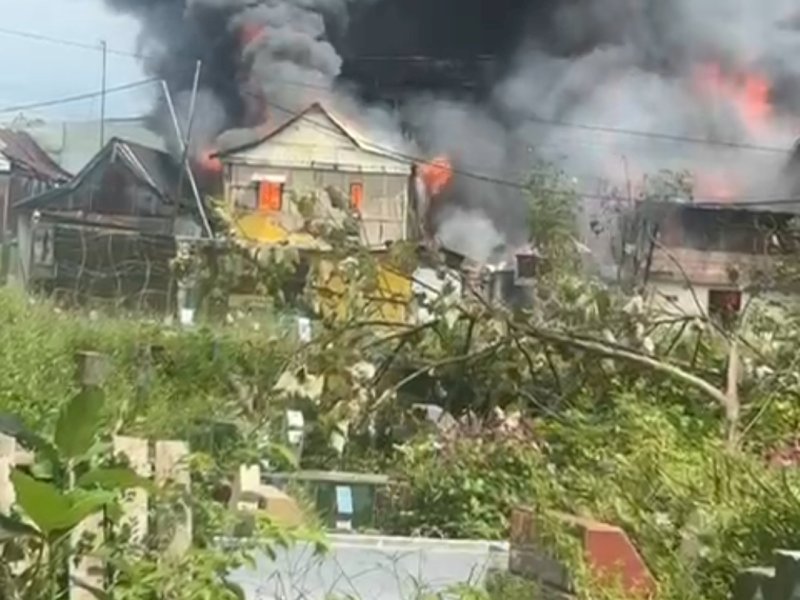 Rumah warga dibakar akibat perang kelompok di Pekuburan Beroanging. 
