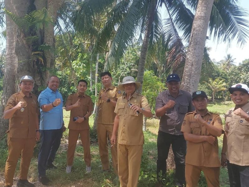 Tim pemerintah daerah meninjau lokasi lahan pengganti irigasi di Kabupaten Bone. 