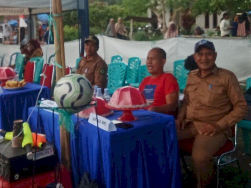 Kepala Dinas Pemuda, Olahraga, dan Pariwisata Kabupaten Luwu Utara, Saleh menutup secara resmi Turnamen Sepak Bola Bumi Harapan Cup II. 