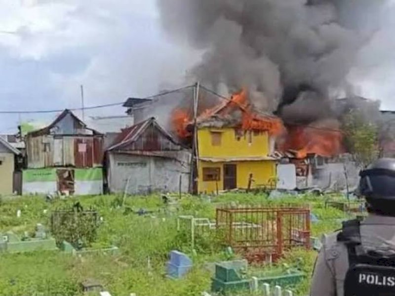 Rumah warga dibakar saat terjadi pertikaian kelompok di Kecamatan Tallo, Kota Makassar. 