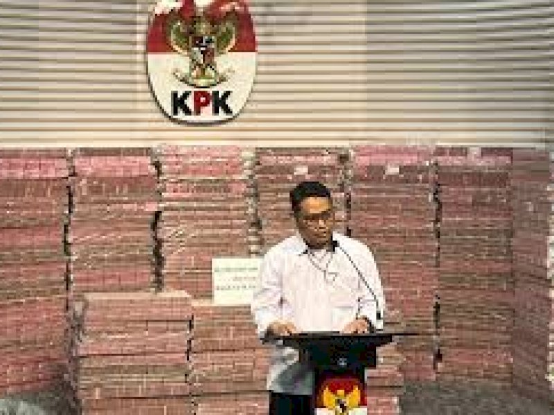 KPK memamerkan tumpukan uang hasil rampasan dari kasus PT Taspen. 