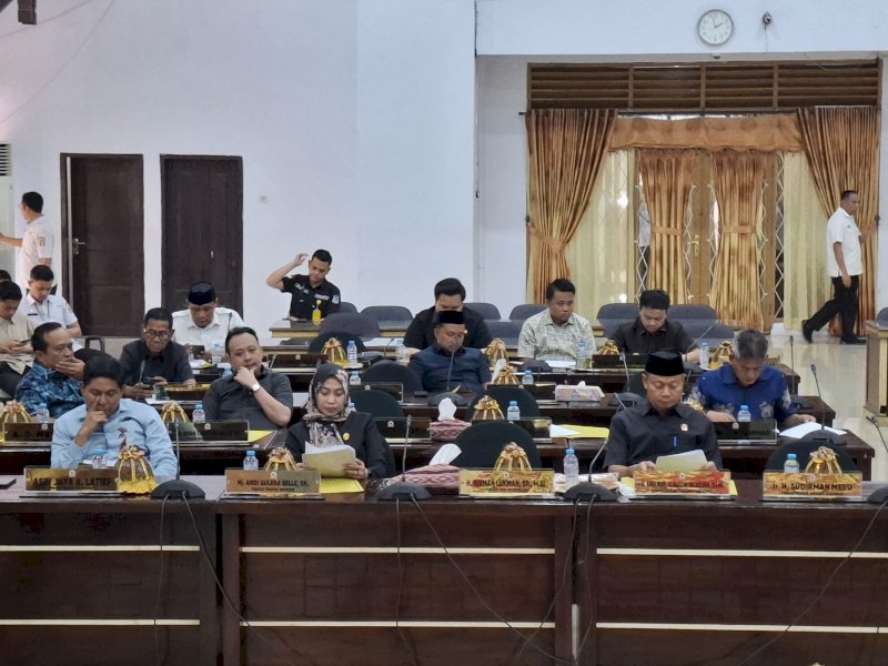 Penyerahan Ranperda Informasi Publik ke Pemkab Wajo. 