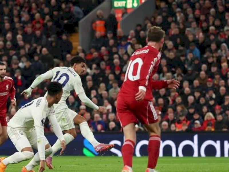 Pemain Nottingham Forest melepas tembakan ke gawang Liverpool. (int) 