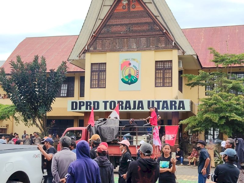 Unjuk rasa menolak revitalisasi Lapangan Rante Rada di depan Gedung DPRD Toraja Utara. 