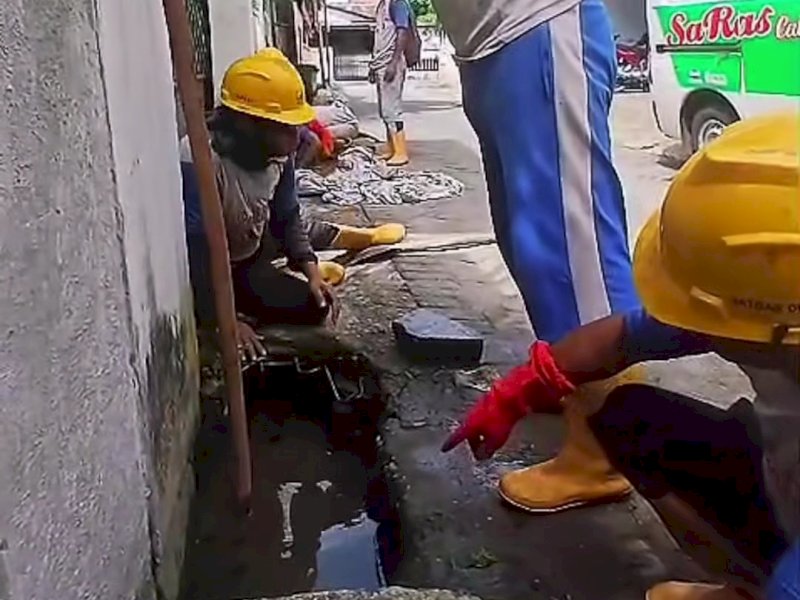 Kembalikan Fungsi Drainase, Dinas PU Makassar Lakukan Pengangkatan Sedimen di Salemba 4