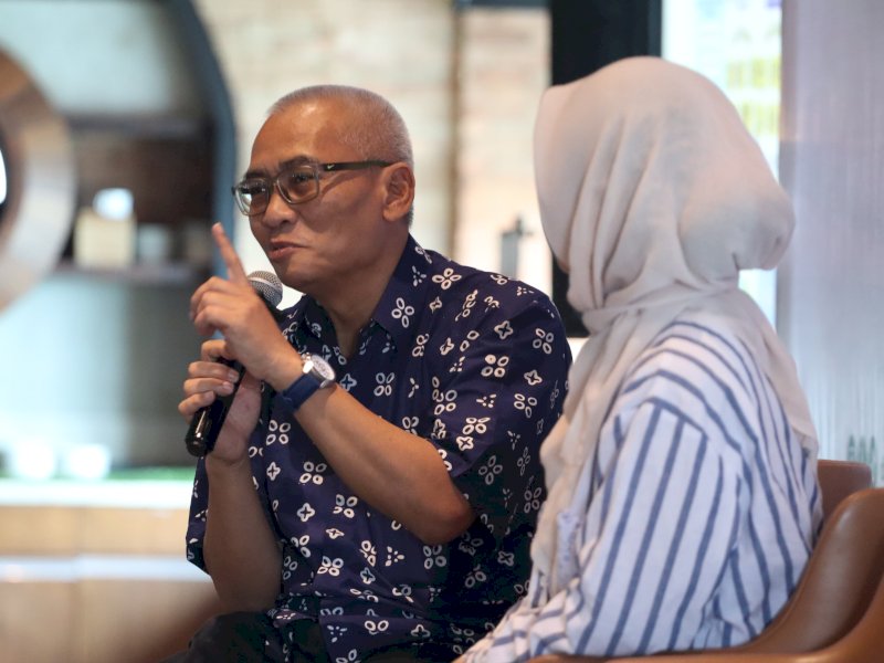 Ndoro Kakung menjadi pembicara pada kegiatan kehumasan Pemkot Makassar di Novotel Hotel. 
