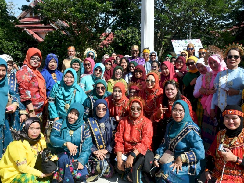 Para guru di Lutra usai Upacara Hari Guru Nasional. 
