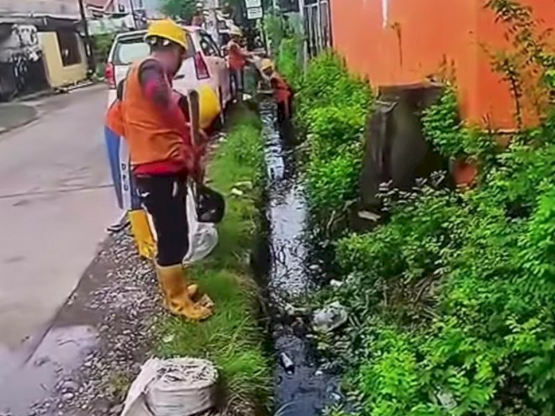 Respons Aduan Warga, Dinas PU Makassar Normalisasi Drainase di Tamalate 3
