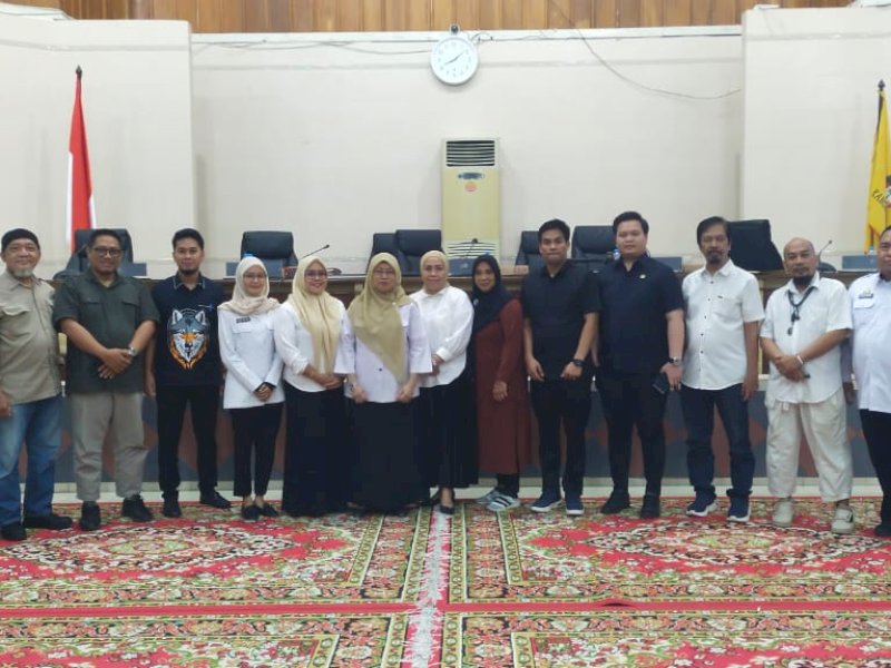 Diskusi Perda KIP yang diikuti berbagai unsur. 