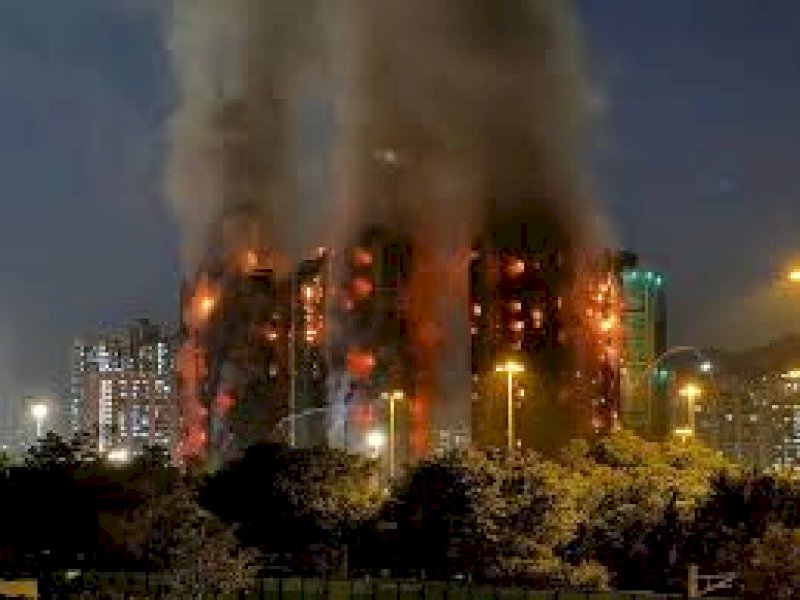 Kebakaran Apartemen di Hong Kong, 44 Orang Tewas, Ratusan Hilang