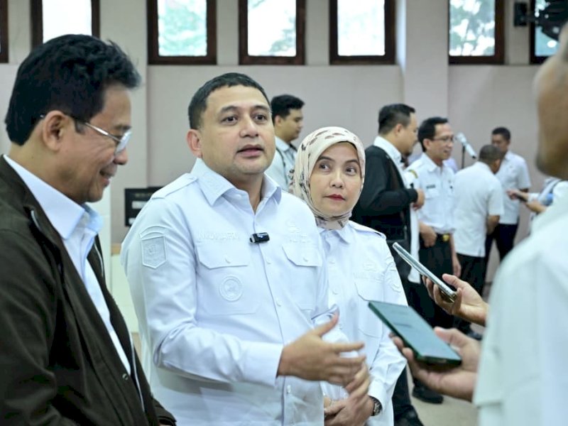 Wali Kota Makassar Munafri Arifuddin bersama Wakil Ketua KPK Yohanis Tanak. 
