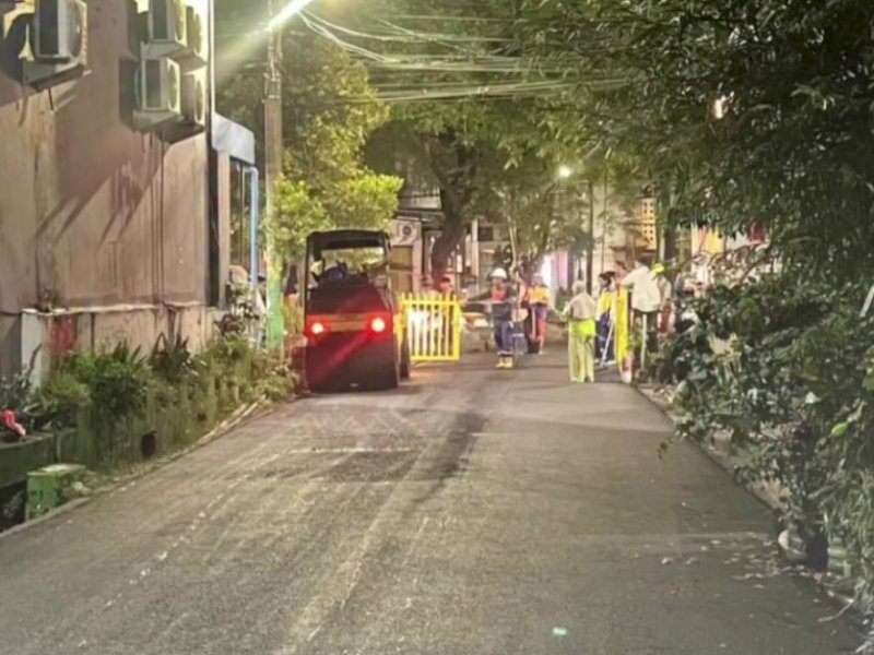 Tingkatkan Kualitas Infrastruktur, Dinas PU Makassar Lakukan Pengaspalan di Permata Hijau