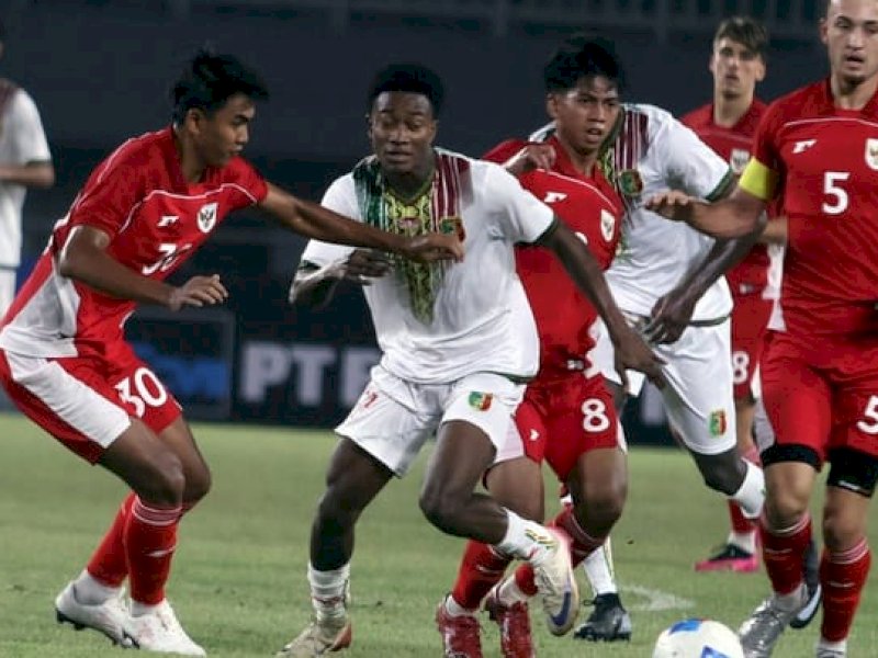 Timnas Indonesia saat berhadapan dengan Mali dalam laga uji coba. 