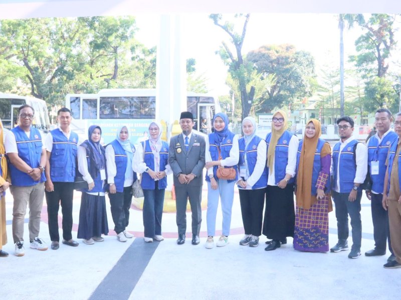 Gubernur Sulsel Sudirman Sulaiman melepas tim nakes yang akan bertugas kkeh sejumlah pulau terpencil. 