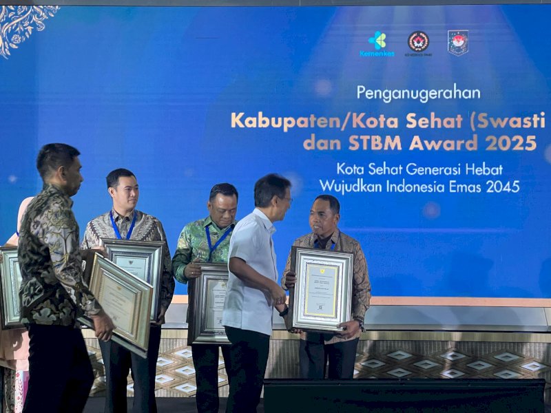 Pemkab Wajo meraih penghargaan Kabupaten/Kota Sehat (Swasti Saba) dan STBM Awards 2025 dari Kementerian Kesehatan. 