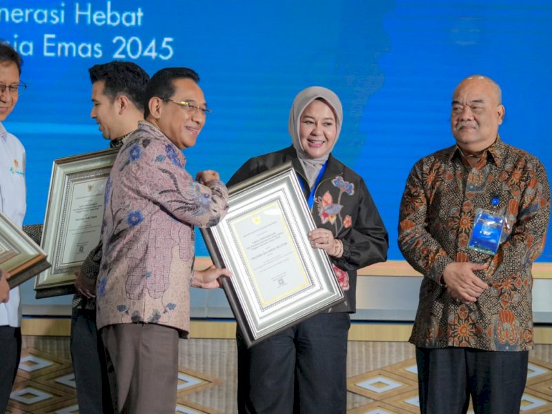 Penghargaan diterima Wakil Gubernur Sulawesi Selatan, Fatmawati Rusdi dari Menteri Kesehatan Budi G. Sadikin. 