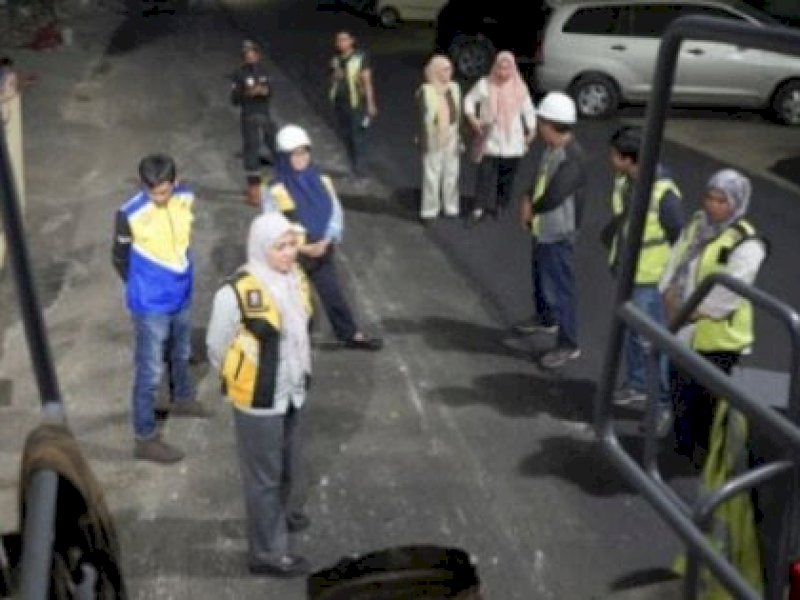 Kepala Dinas PU Makassar Tinjau Proses Pengaspalan Jalan di Jl. Chairil Anwar