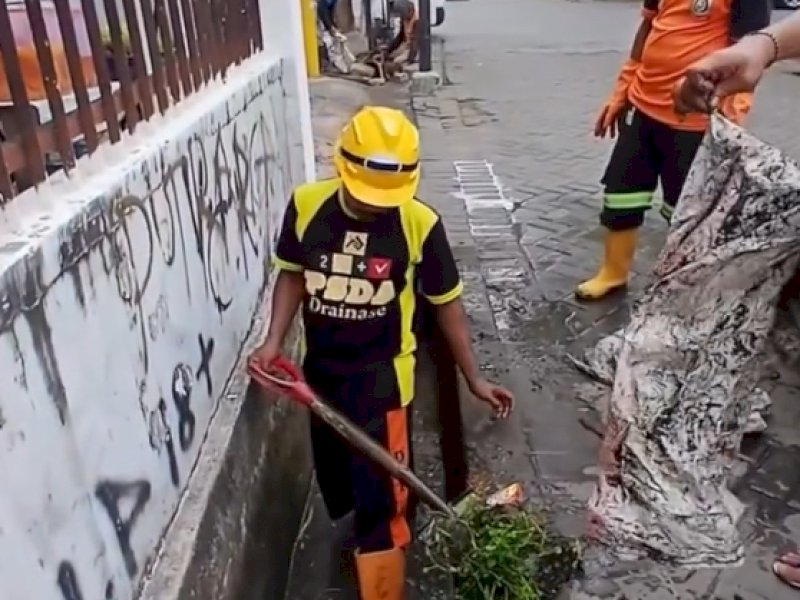 Warga Apresiasi Gerak Cepat Dinas PU Makassar Keruk Drainase di Rappocini Raya  &nbsp;