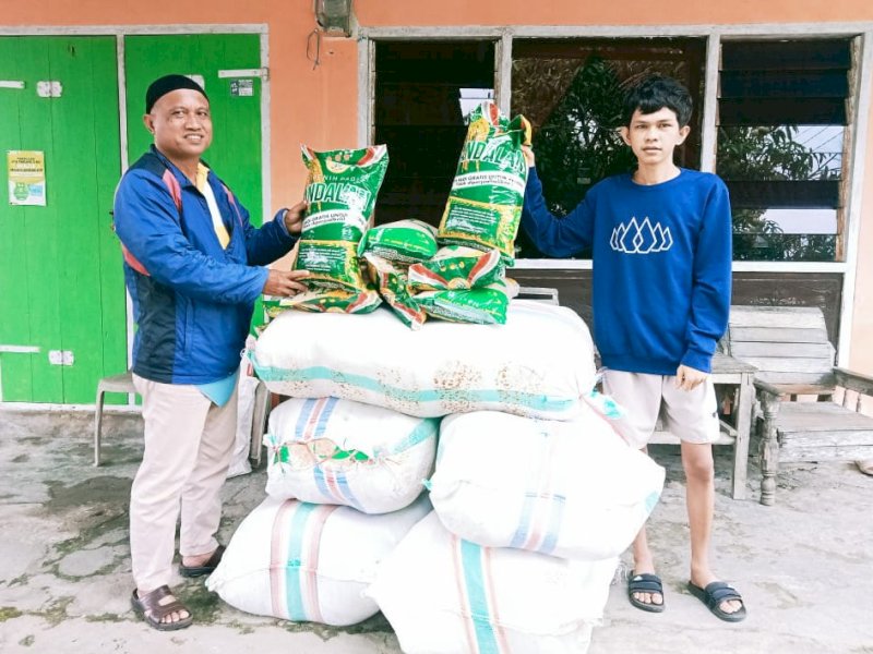 Bantuan benih padi dan jagung kepada poktan di Lutra. 