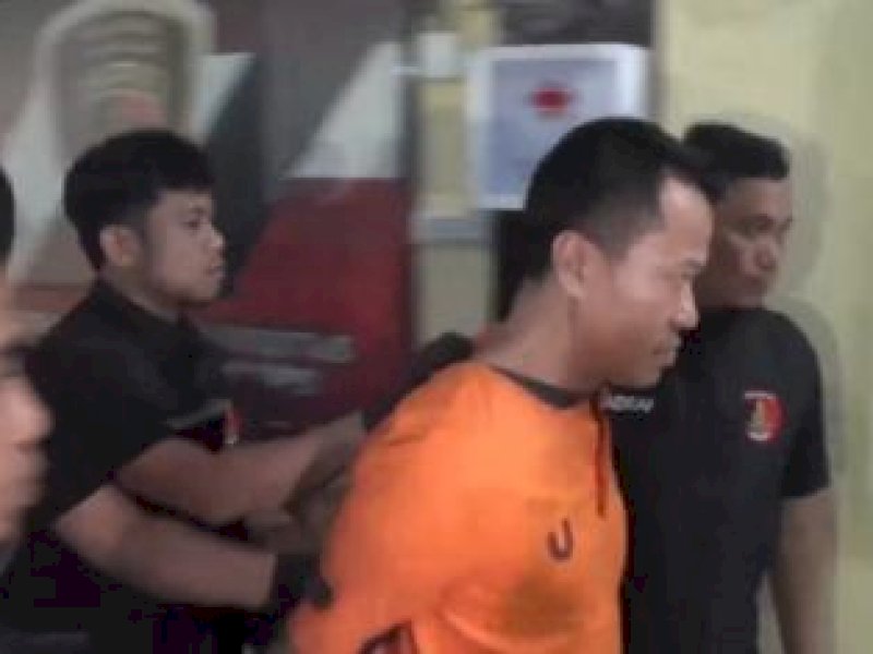 Tersangka saat diamankan polisi. 