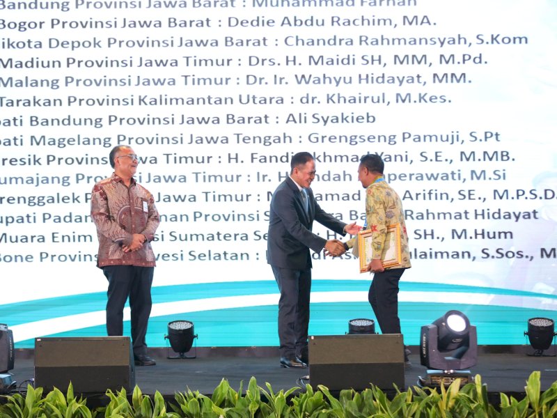 Bupati Bone Andi Asman Sulaiman menerima apresiasi Proklin dari KLH. 