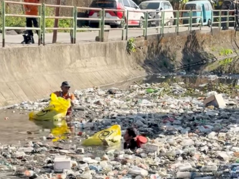 Sambut HUT RI, Dinas PU Makassar Kerahkan Satgas Drainase Bersihkan Kanal Sinrijala 