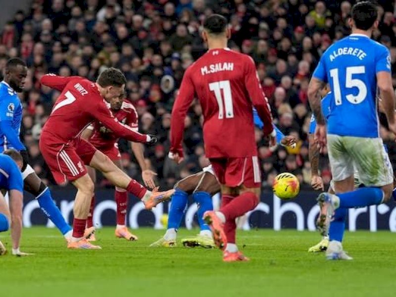 Pemain Liverpool melepas tembakan ke arah gawang Sunderland. (int) 